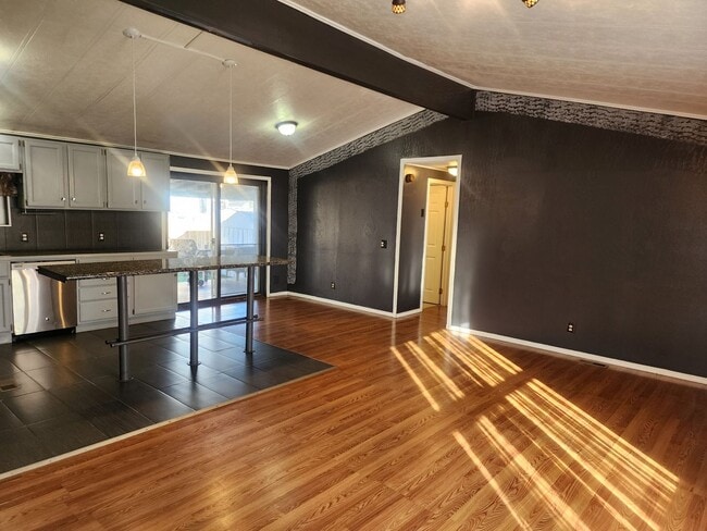 Building Photo - Beautiful 3 Bedroom with additonal 4th bedroom! Larg fenced front & backyard!!