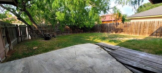 Building Photo - 3006 Hilldale Dr