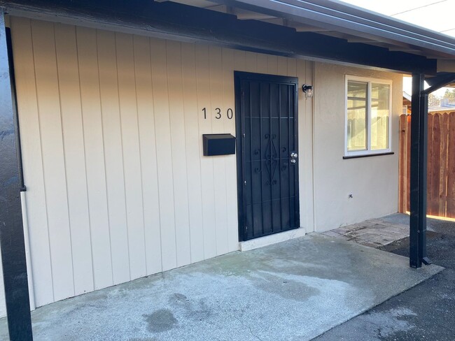 Building Photo - 2bed/1bath duplex 1 block from Vaca High S...