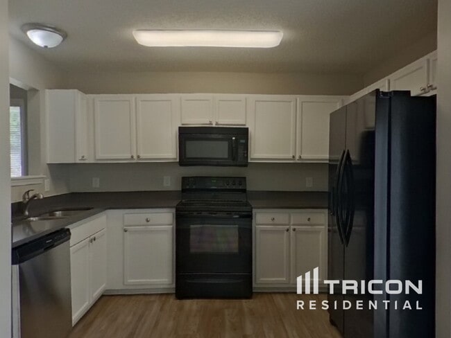 Building Photo - 2612 Fairstone Ave