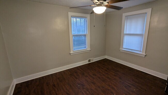 Building Photo - Charming 3-bedroom, 1.5-bathroom home located in the heart of Akron