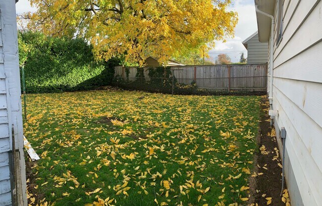 Building Photo - $2,350 - Two Bedrooms, One Full Bath with Bonus Room in Dekum Piedmont Neighborhood