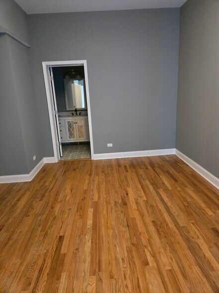 Building Photo - 5017 S Drexel Blvd