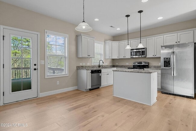 Building Photo - 204 Sandy Springs Rd