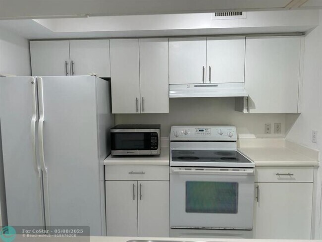Building Photo - 4844 N State Rd 7