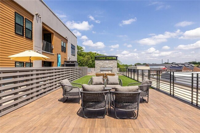 Building Photo - 112 Rogers St NE