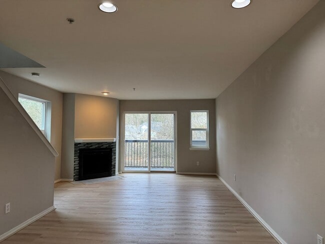 Building Photo - CLICK "REQUEST A TOUR" NOW!