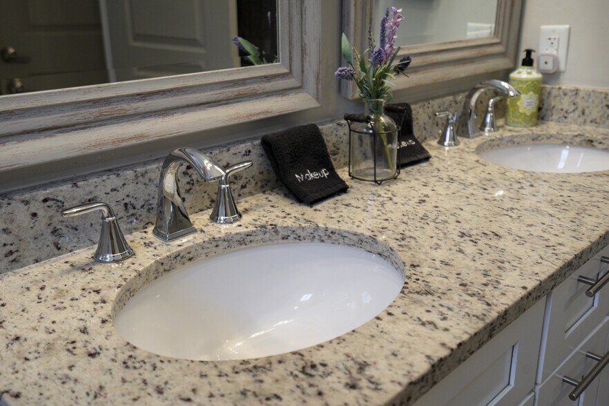Master Bathroom - 1922 14th Ave N