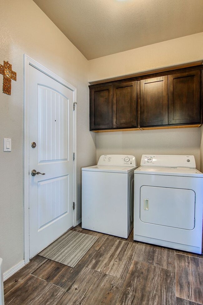 Building Photo - Beautiful Modern & Contemporary House 3 beds-2 baths in 79932