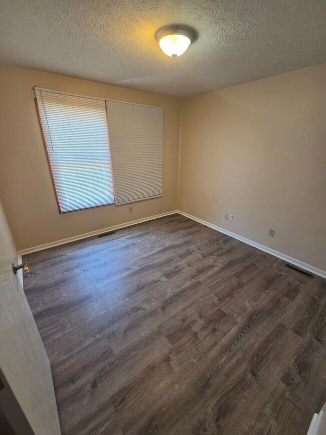 Building Photo - Large 4 Bedroom 3 Bath Single Family