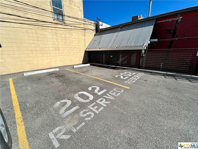 Building Photo - 301 N LBJ Dr