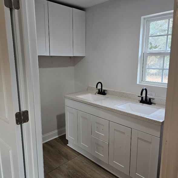 Building Photo - 302 Dotts Cir