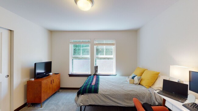 Building Photo - West Seattle Townhome - 2 bedroom 2 bathroom located in Sylvan Ridge Townhomes!  Available now!