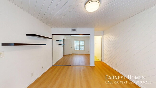 Building Photo - 6628 N Clybourn Ave