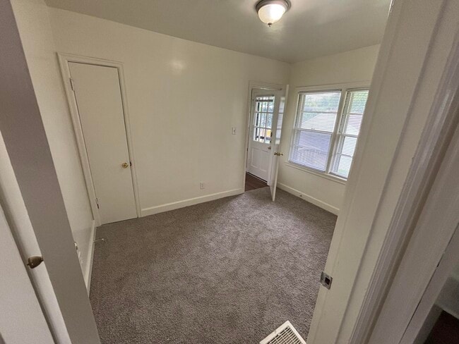 Building Photo - 549 Haskins Dr