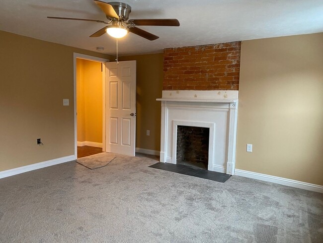 Building Photo - Town house