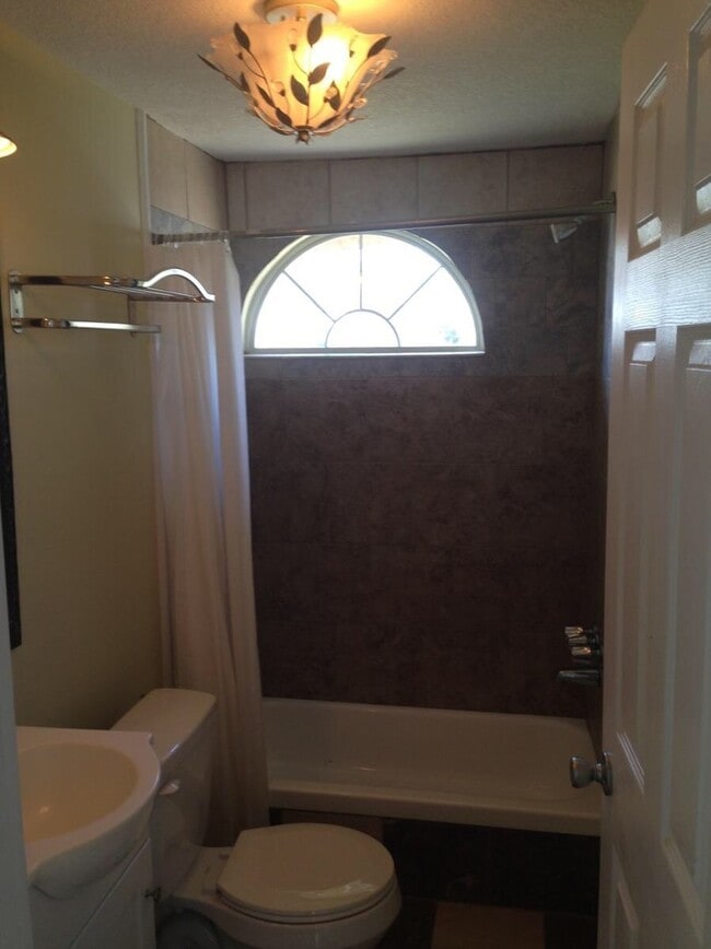 Building Photo - 2 bedroom 1 bathroom home located in Glenn...