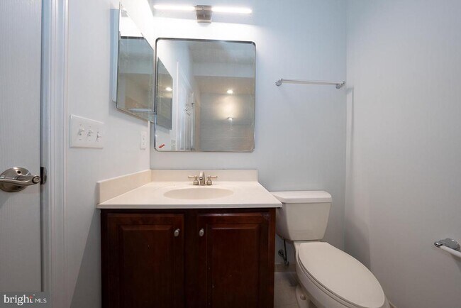 Building Photo - 300 W Elm St