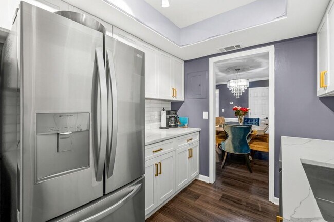 Building Photo - 6851 Roswell Rd