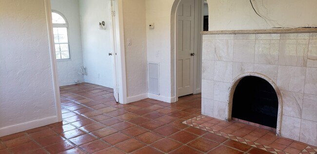 Building Photo - 410 Monroe Dr