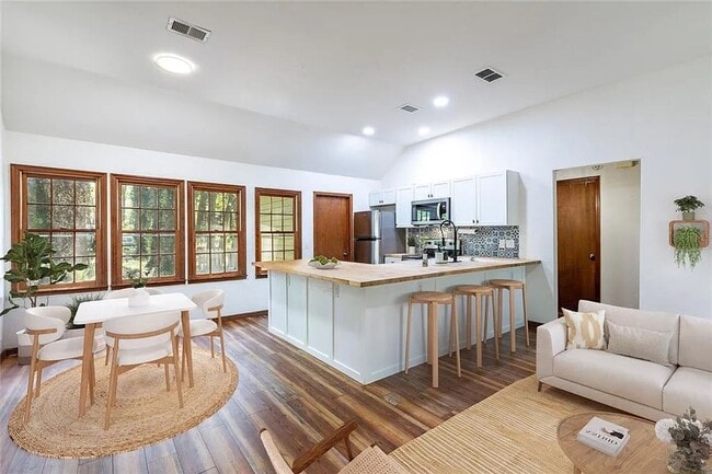 Building Photo - 3/2 : Nestled in the highly desirable Haile Plantation community