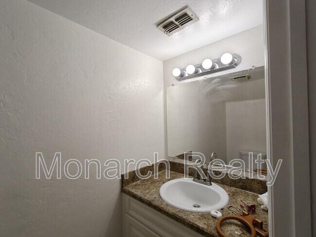 Building Photo - 620 SW 10th Ln
