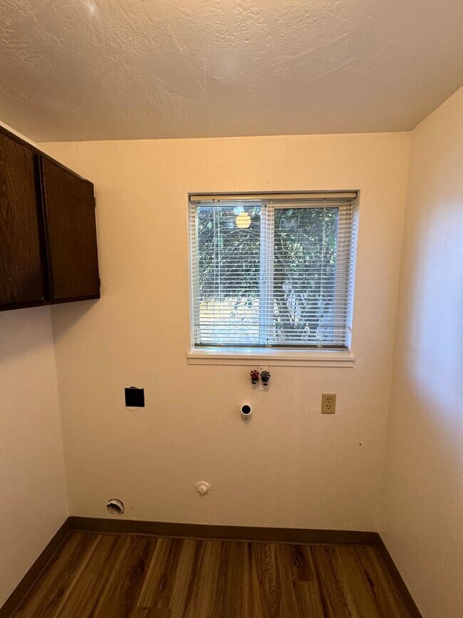 Building Photo - 2 Bedroom Duplex in Southwest Eugene