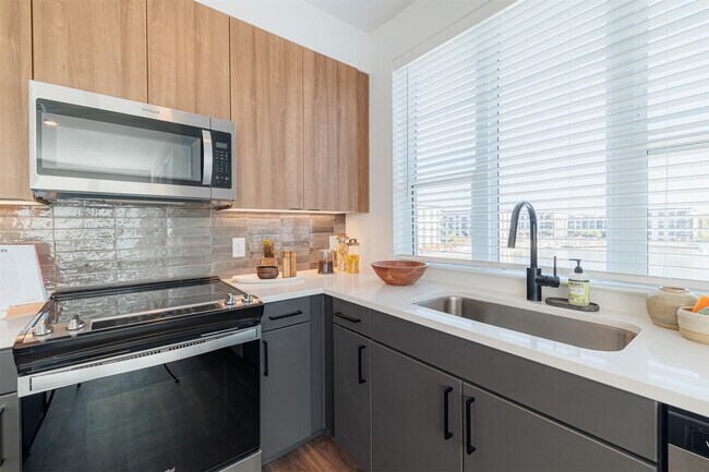 Building Photo - 10505 Deerwood Rd