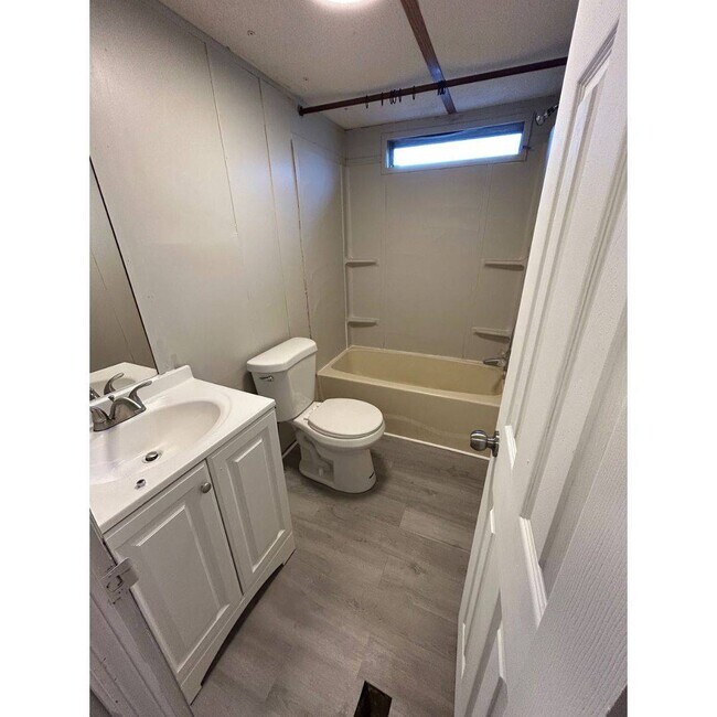 Building Photo - 4502 E Old Marion Hwy