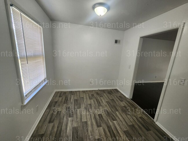 Building Photo - $975 - 3 bedroom / 1 bathroom - Single Fam...