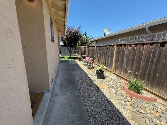 Building Photo - Willow Glen/Cambrian duplex - Beautifully ...
