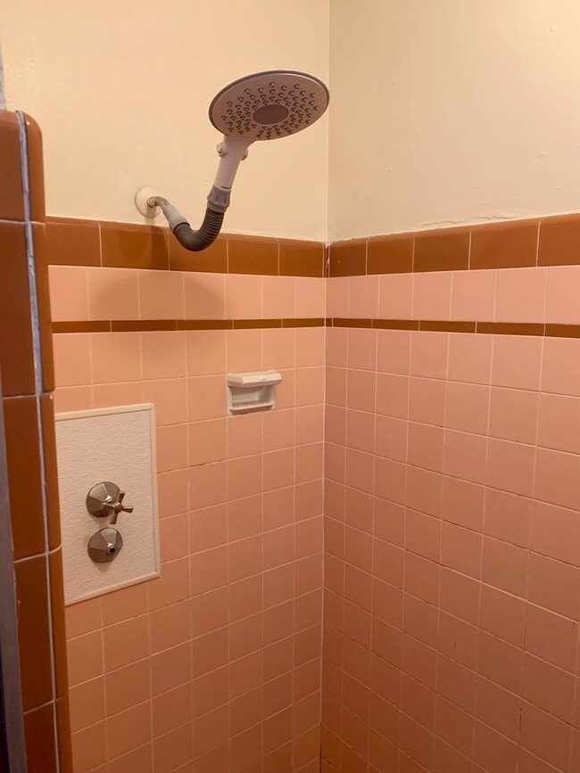 Building Photo - Bright One bedroom Woodlawn Apartment