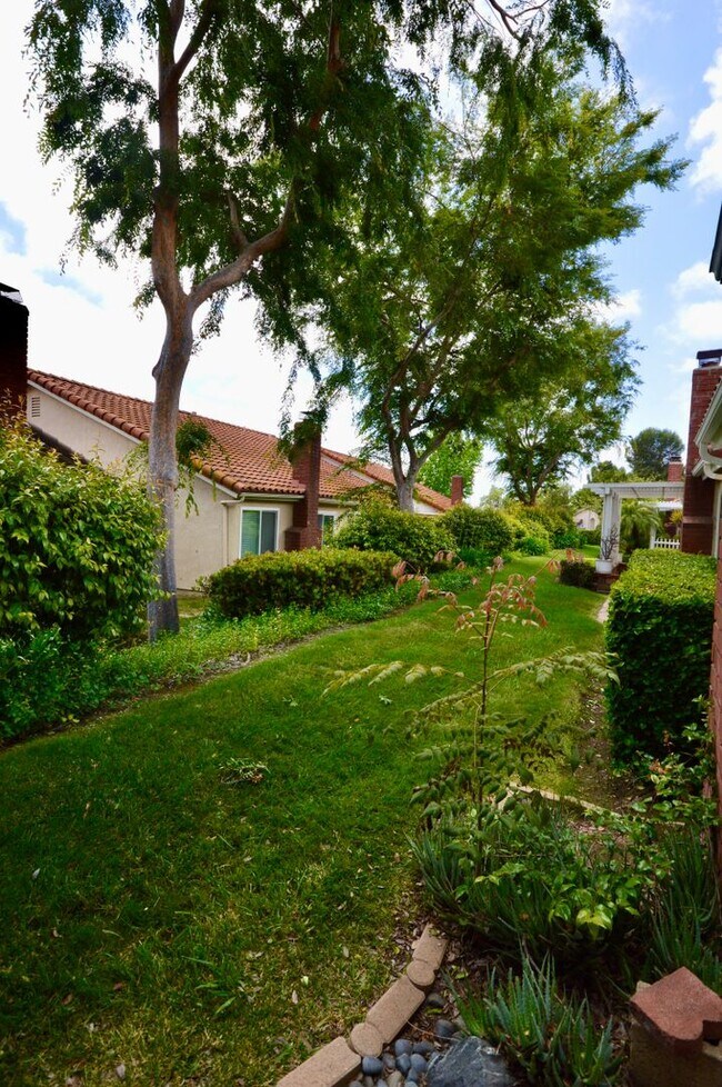 Building Photo - 2 Bedroom plus Den Home in 55+ Community i...