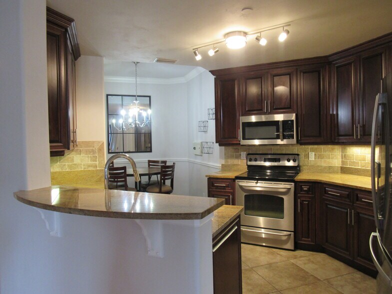 Kitchen - 424 Luna Bella Ln