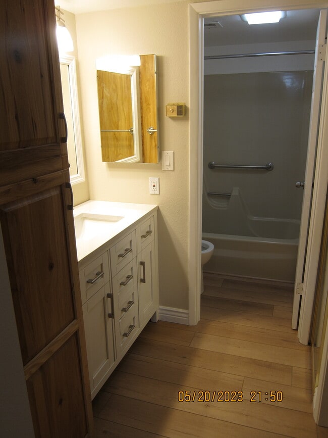 Building Photo - 3033 E Devonshire Ave