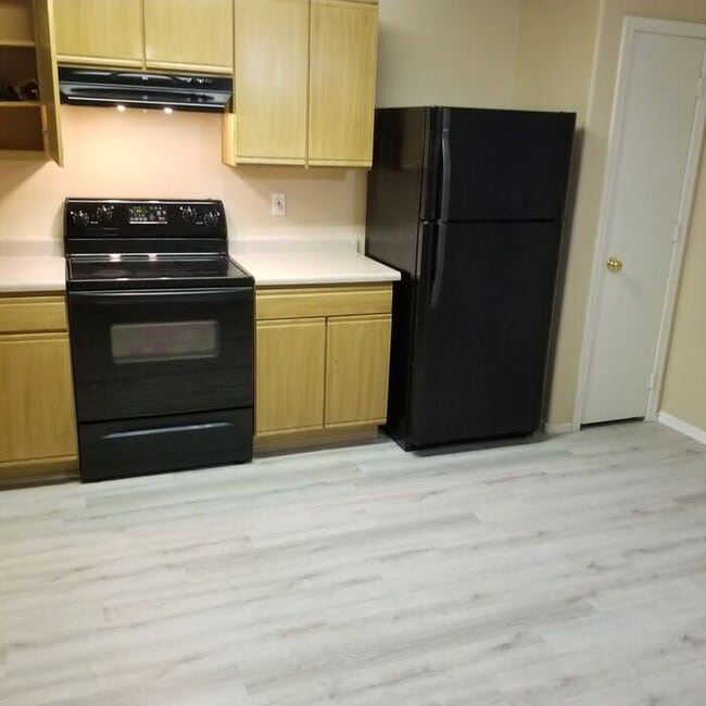 Building Photo - COMING SOON! Bright Open Floorplan in El Mirage