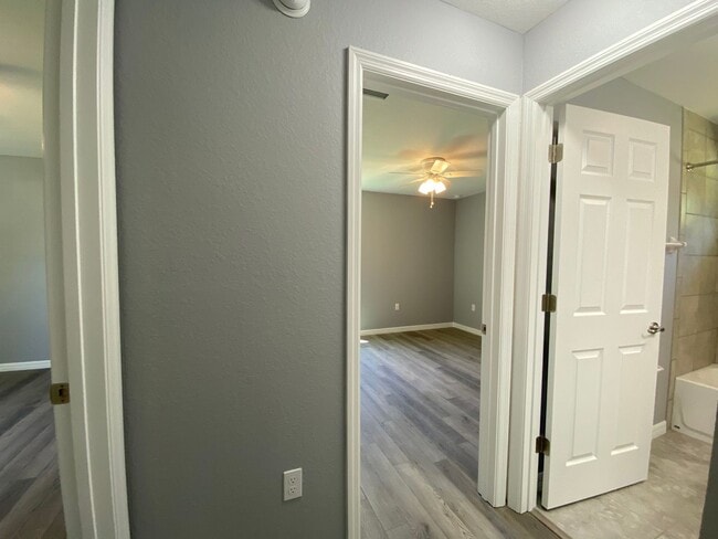 Building Photo - Desirable SW Ocala Neighborhood 3/2/2 *WON...