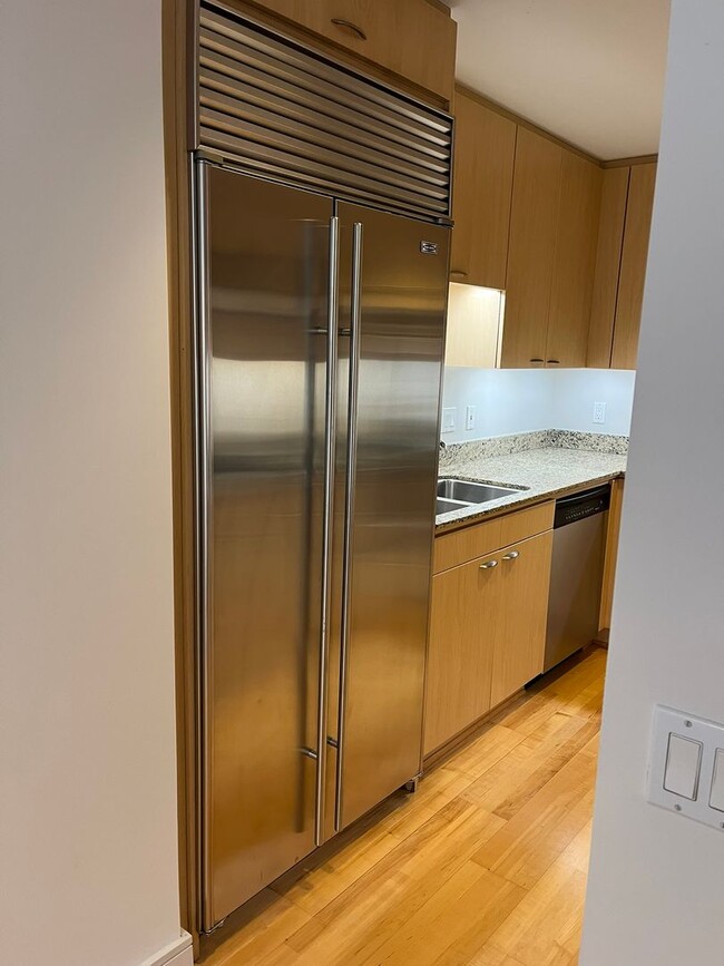 Building Photo - Experience upscale living in Downtown San Diego with great views. This is a must see!