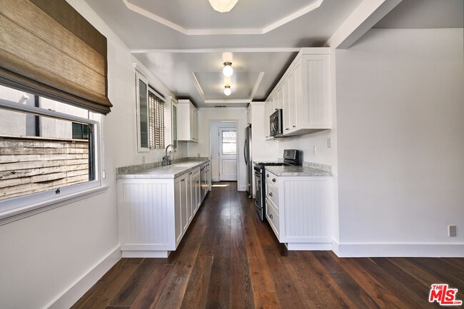 Building Photo - 1430 S Sierra Bonita Ave