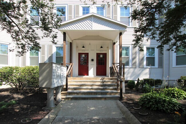 Building Photo - 208 Waterman St