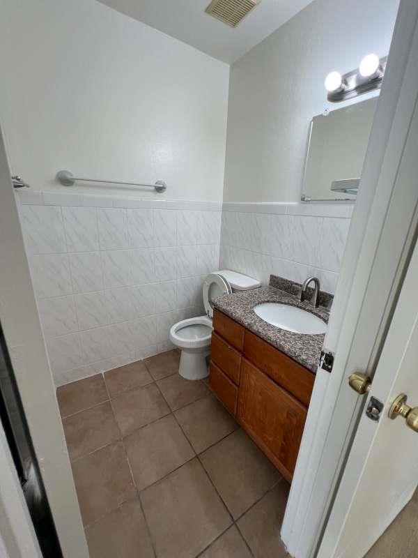 Building Photo - 425 Clauser Dr