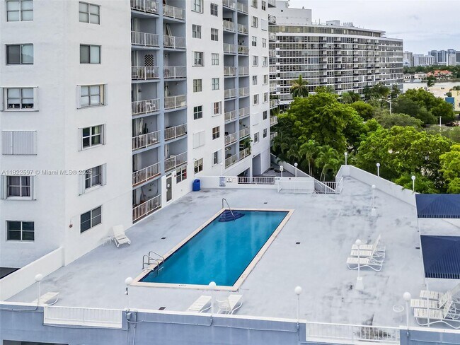 Building Photo - 6900 Bay Dr