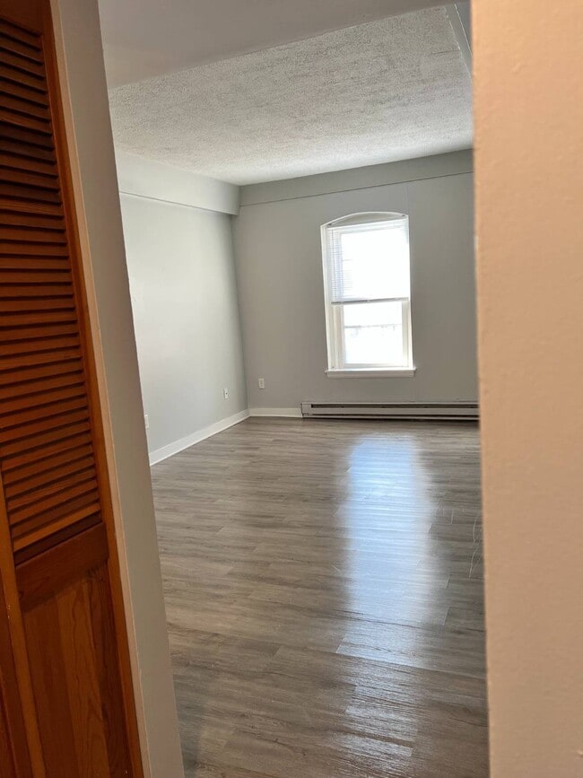 Building Photo - 13 N College St