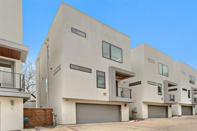 Building Photo - 2301 Bluebonnet Ln