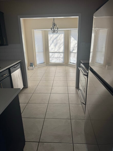 Building Photo - 2004 Pine Needle Dr E