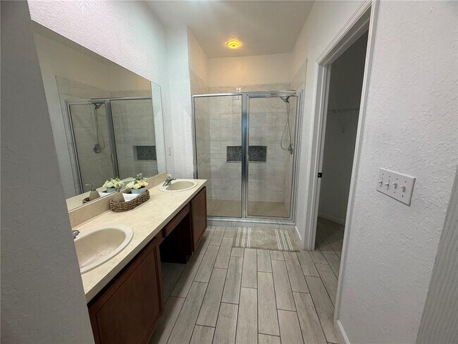 Building Photo - 3001 Laurel Park Ln