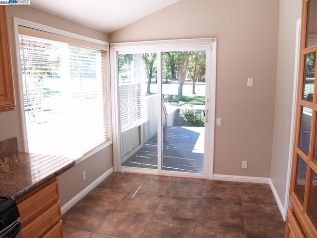 Building Photo - 647 Doral Dr