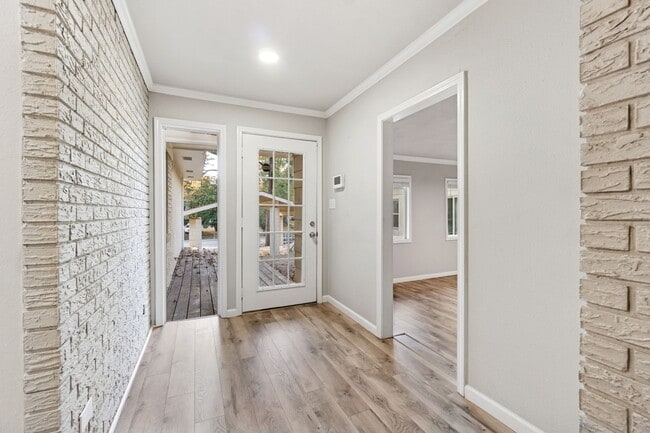 Building Photo - Gorgeous 5 bedroom, 2.5 bath House on a .88 Acre Lot in Fort Smith!