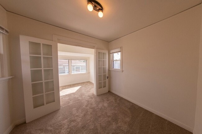 Building Photo - 2 BR/ 1BA unit in Hilcrest - Charming Upstairs Apt, A/C & Heat, tons of windows, updated Kit, ori...