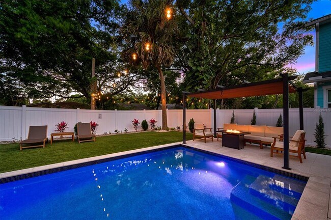 Building Photo - 902 W Plymouth St